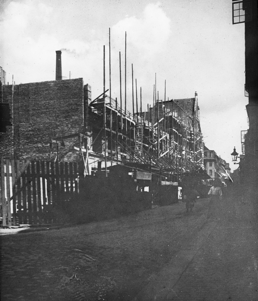 Skioptikonbild med motiv av husbygge/ husrenovering i Köpenhamn.
Bilden har förvarats i kartong märkt: Köpenhamn 8. 1908