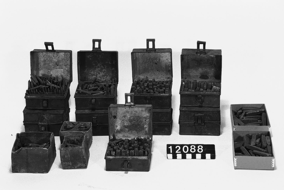 En stor samling stansar av stål för matriser till många olika slag av typer. Text på papperslapp i en av lådorna: "Från Norstedt & Söners stilgjuteri."