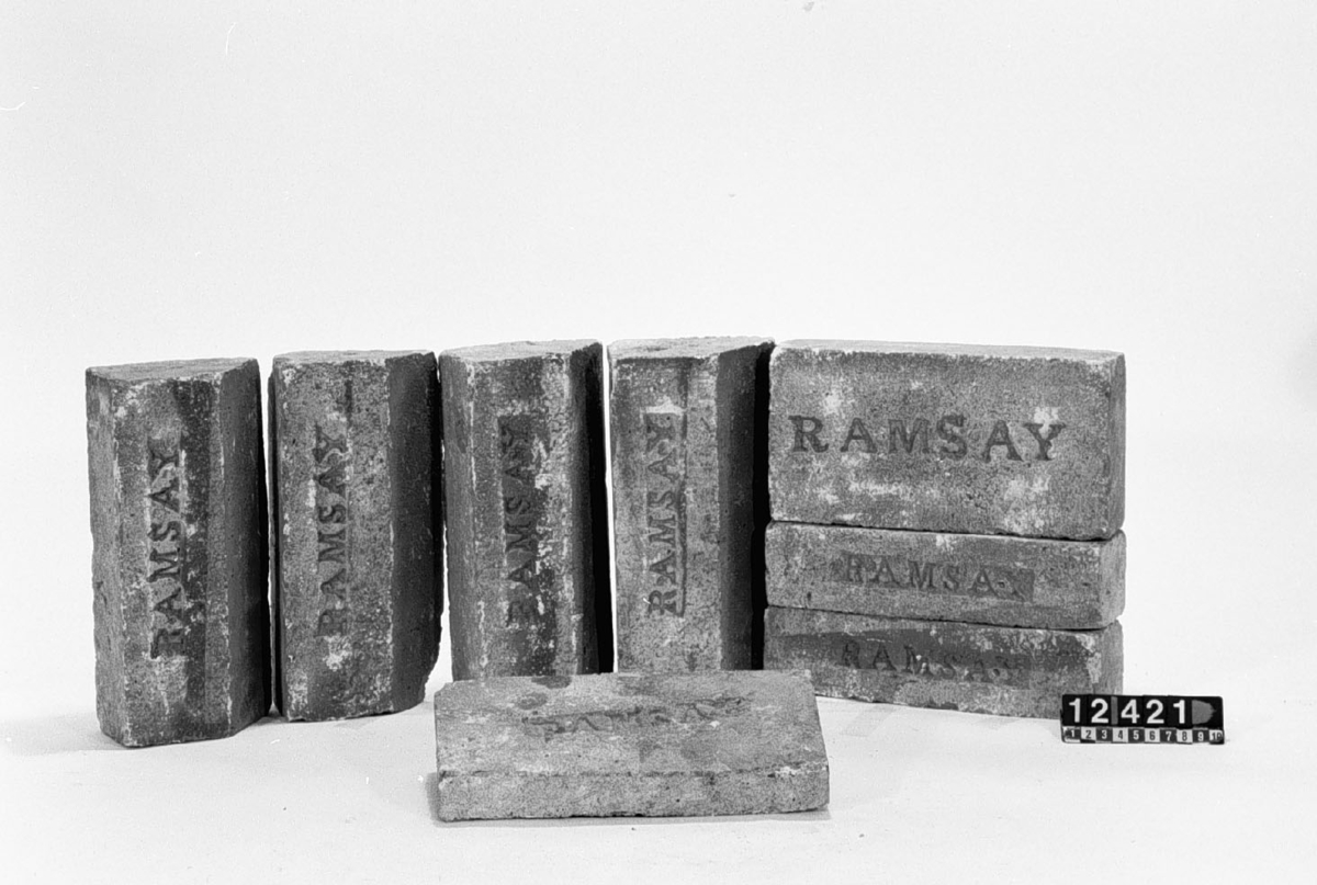 18 st. eldfasta tegel av olika sektion. Stämpel: "RAMSAY". Alla samma längd.
