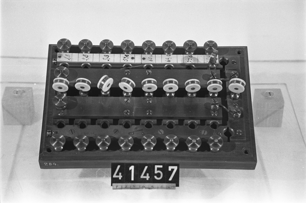 Provskåpsplint för åtta enkelledningar, med åskledare. Linjeskivorna betecknade: "1B, 2B, 3B, 59B, 60B, 64B, 77B, 110B".