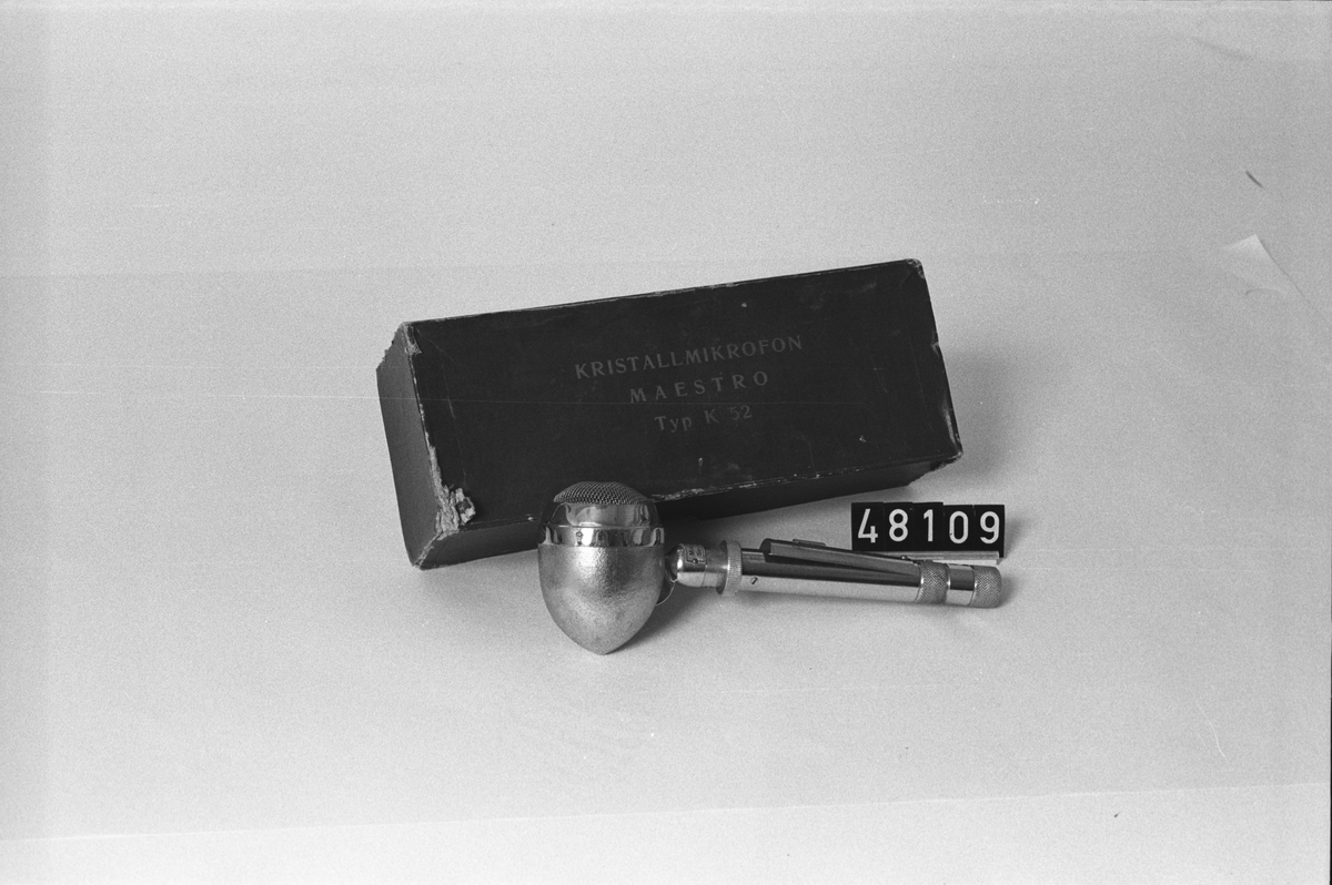 Mikrofon i originalkartong, Maestro K52 ser.nr:1951, kartongen märkt: "Kristallmikrofon Maestro typ K 52".