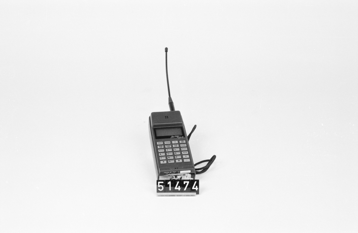 Första handhållna ficktelefonen från Ericsson, för NMT 900-systemet. Vikt: 0,3 + 0,2 kg.
Tillbehör: Tillhörande batteri TeM 51475 och laddare TeM 51476.