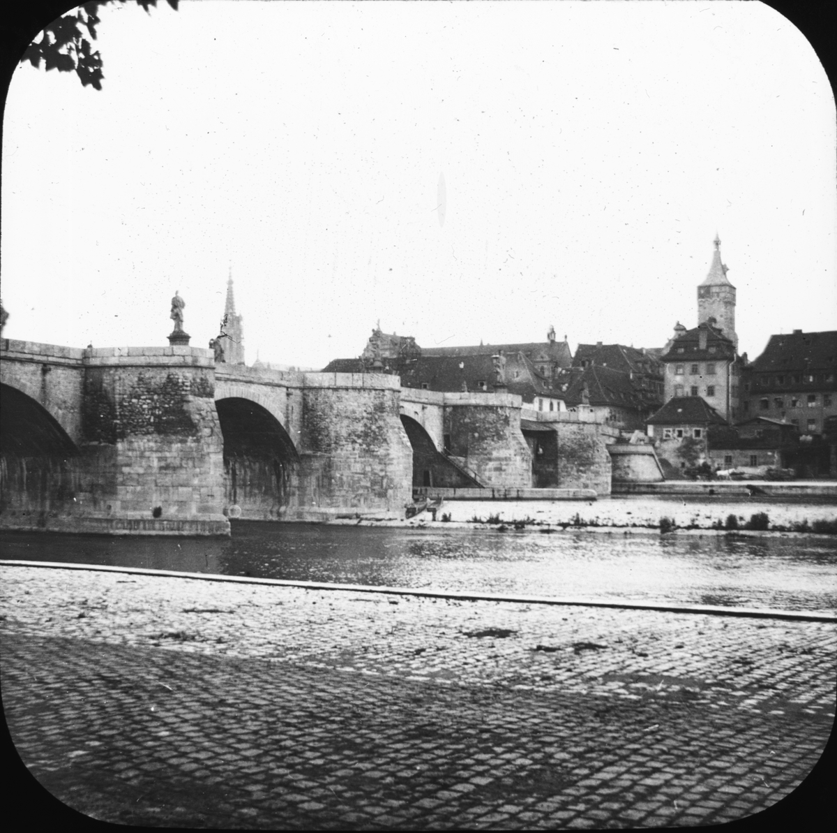 Skioptikonbild med motiv av bron över floden Main som leder till Würzburg.
Bilden har förvarats i kartong märkt: ?
