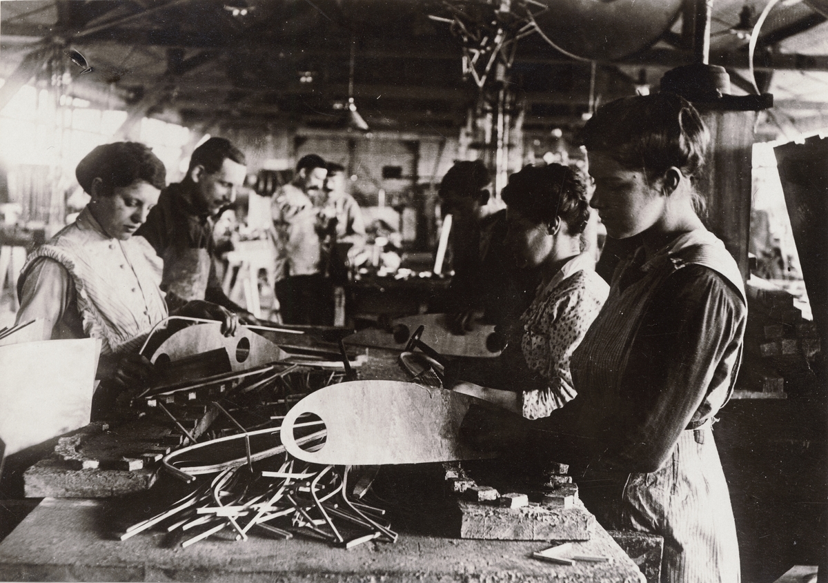 Tillverkning av spryglar till flygplansvinge, Fokker, 1918.