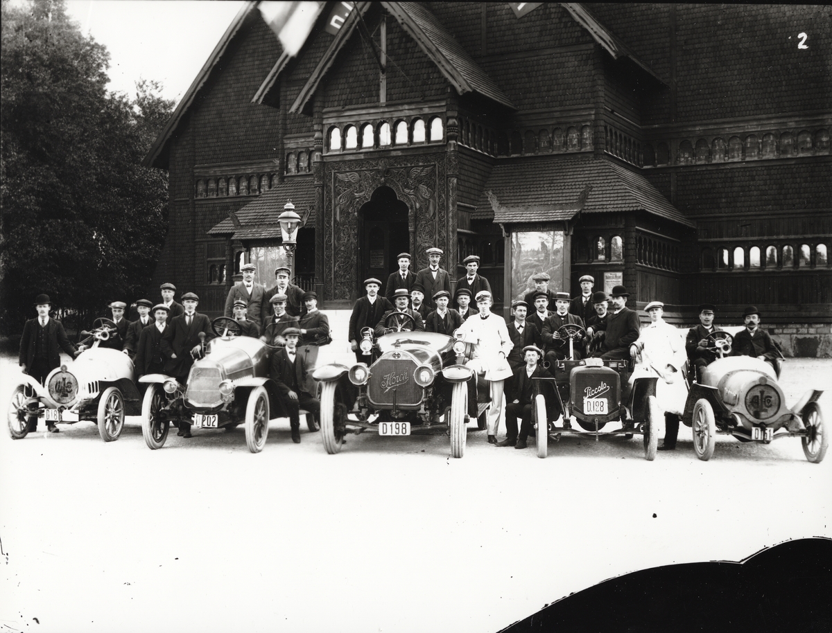 Elever vid Eric Lundviks körskola, samlade kring automobiler framför Biologiska museet på Djurgården, omkring 1915-1920.