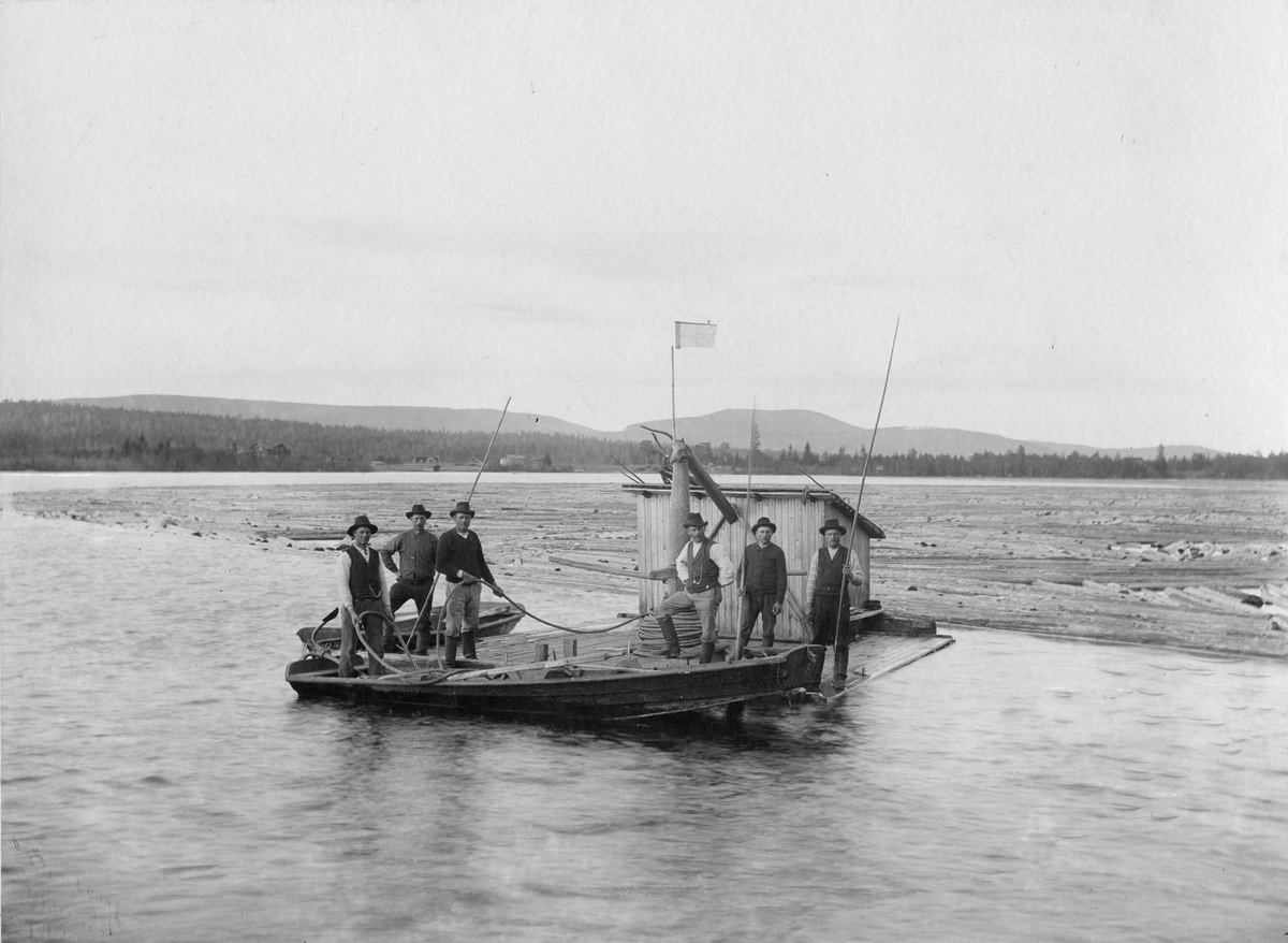 Spelflotte. Parti från Lillväster, Ljusnana biflod, 1905.
Fotografen erhöll med fotografiet fotografiskt stipendium från Svenska Turistföreningen 1905.