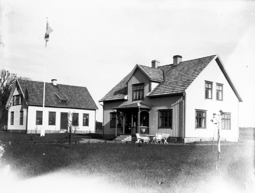 Sörby nybyggda folkskola med lärarbostad var klar 1923. Lärare Hugo Hendén med hustru Olga.