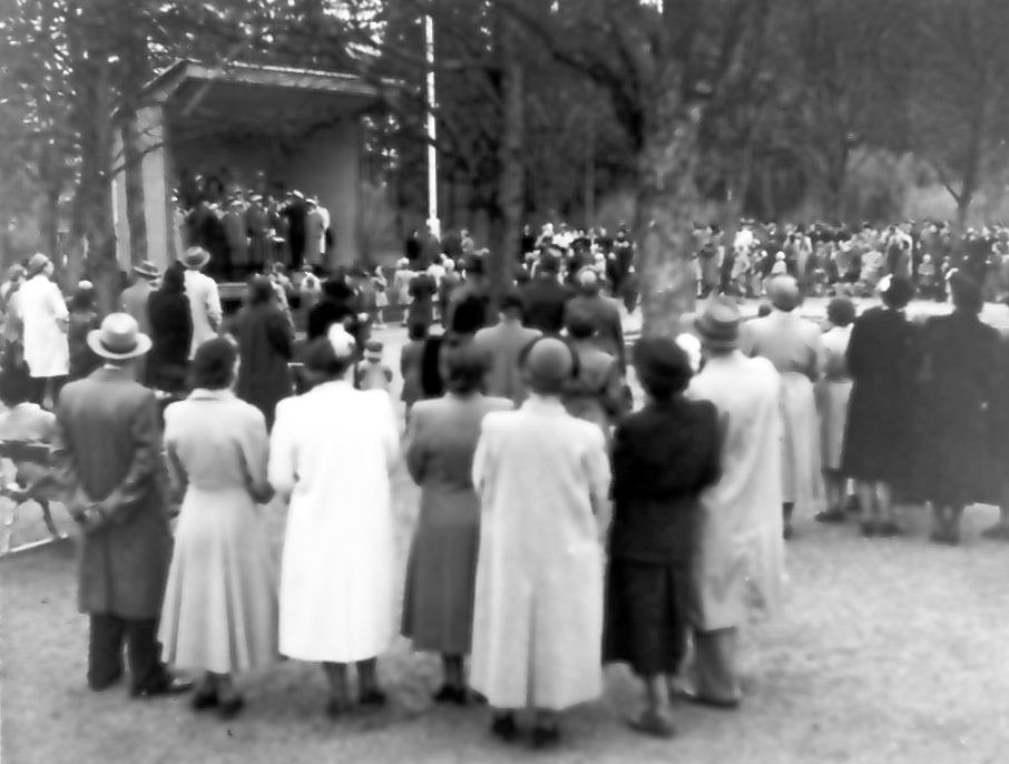 "Sköna maj välkommen ..." (valborgsmässoafton i Planteringsförbundets park). Från utställningen "Falköping i bild" 1952.