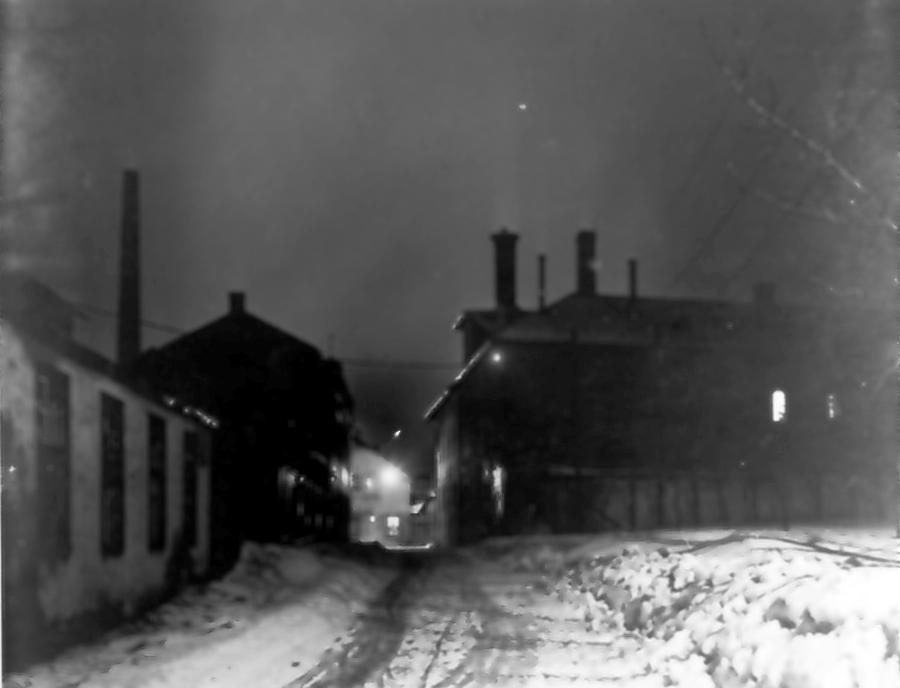 "Kvällsmotiv från Sjögatan".
(I bakgrunden gasverket). Från utställningen "Falköping i bild" 1952.