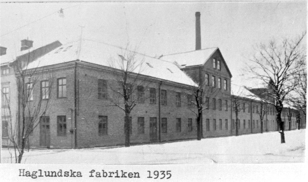 Haglund & söner AB. Firman etablerades år 1885 av fabrikör Svante Haglund. År 1908 ombildades företaget till aktiebolag, då tvenne söner inträdde i firman . Styrelsens verkställande direktör är Josef Haglund och disponent Titus Haglund. Verksamheten omfattar tillverkning av gardiner och mekaniska rullgardinskäppar. Sedan 1903 bedriver firman även en grosshandel med möbeltyger, stoppningsmaterial, mattor och gardiner. (Ur beskrivning över Skaraborgs län, utg. 1941)