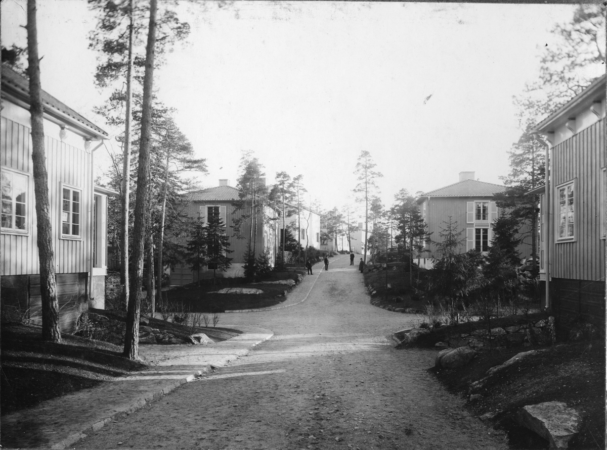 Bygge och Bo-utställningen i Äppelviken, Bromma, 1927. Foto taget på Ekorrvägen framför korsningen Ekorrvägen/ Måravägen. Hus nr. 26 och 27 är husen på vardera sida och är ritade av Rolf Bolin. Husen längre bort (20,21,18,16,14) är ritade av Carl Hörvik.