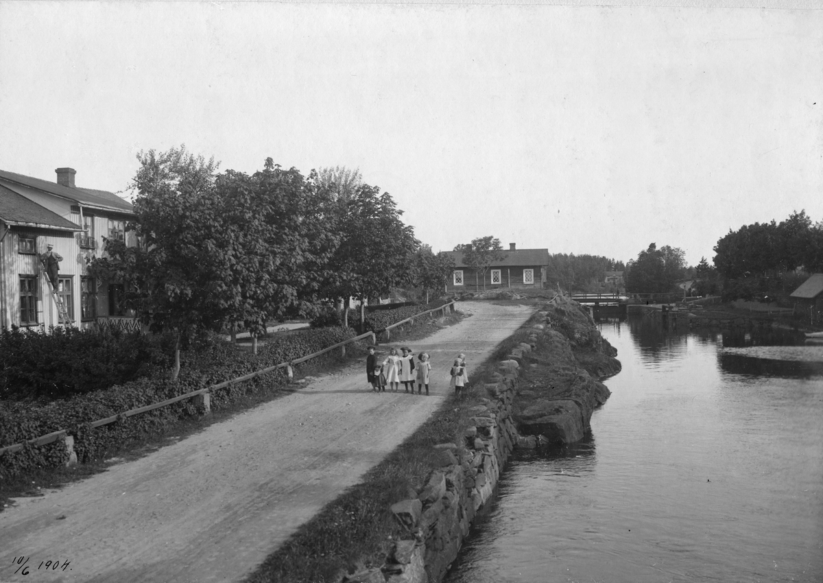 Dalslands Kanal. Flickor vid kanten av kanalen vid Köpmanebro Sluss. Fotografen erhöll Turistföreningens fotostipendium 1904.