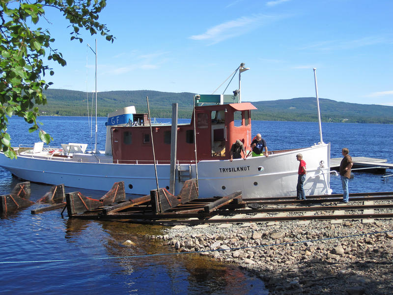 Slepebåten «Trysilknut», fotografert ved slippen på Sørlistøa ved Osensjøen i Åmot kommune i Hedmark.