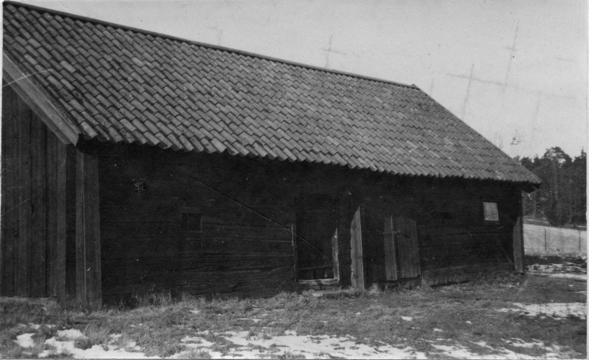 Åkers Krutbruk. I ladan fanns inhugget i en stock: År 1624 vart denna bod flyttad från Forssa till denna plats. Ladan revs 1926.