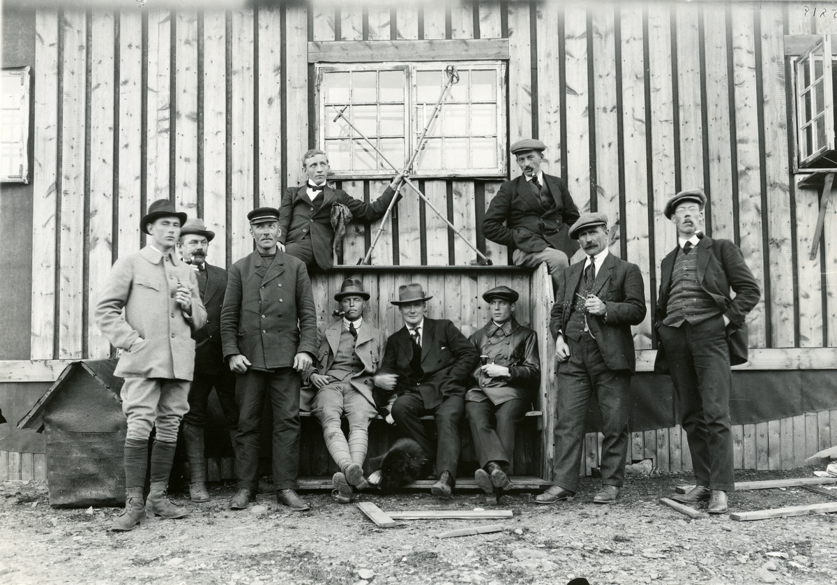 Tjänstemän och skeppare utanför chefsbostaden vid Sveagruvan 1919.