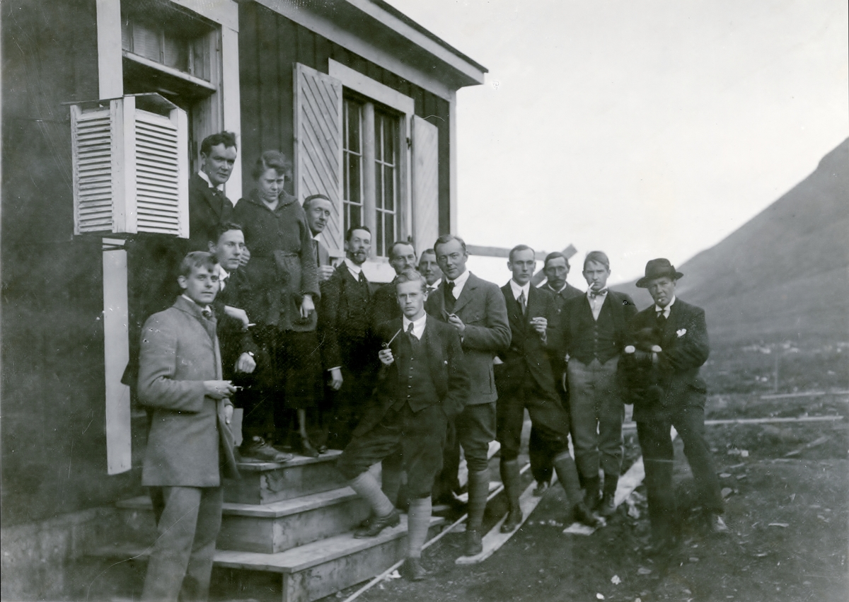Tjänstemän och gäster vid Sveagruvan 1919.