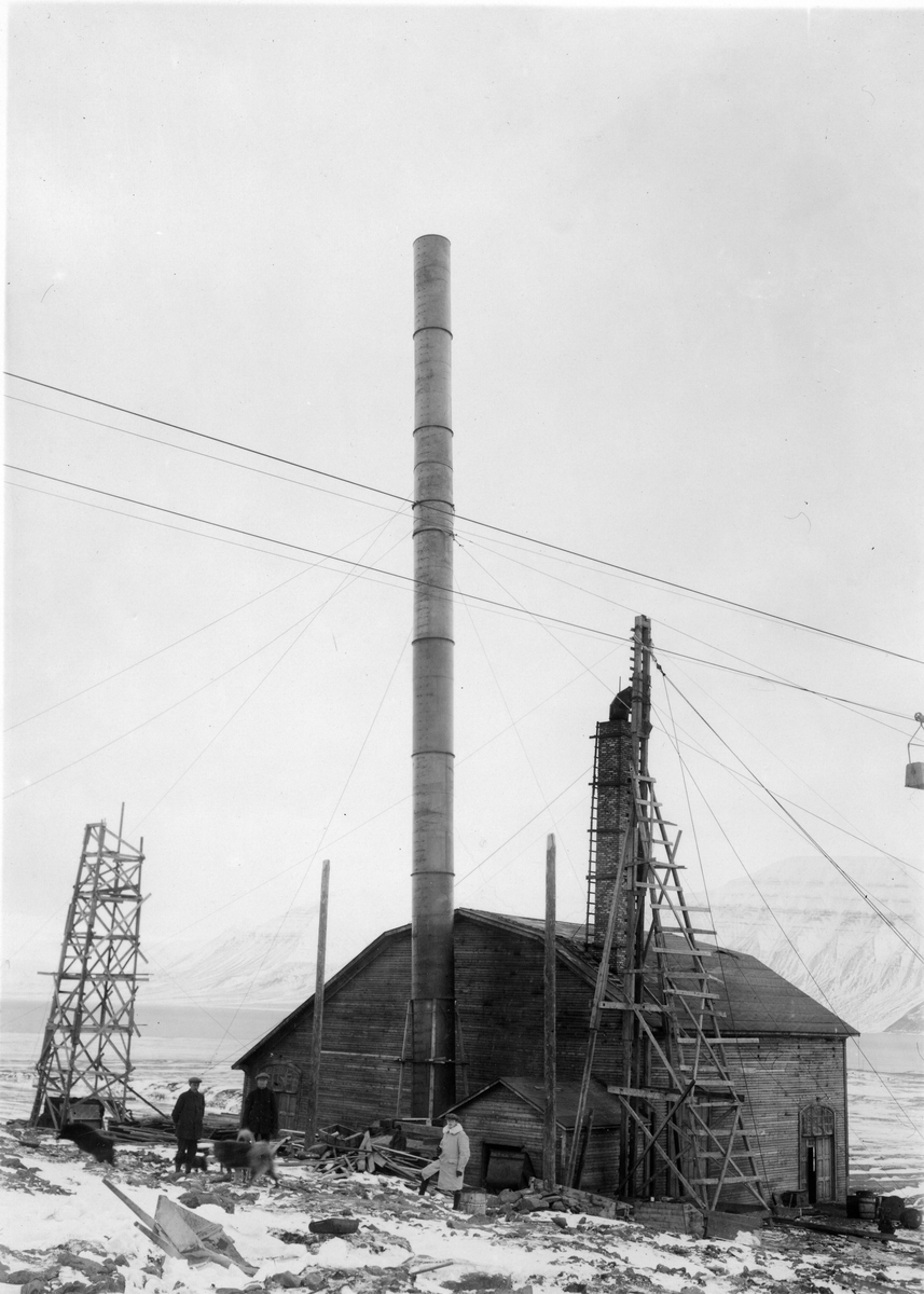Sveagruva. Kraftstationens skorsten färdigmonterad 1919.