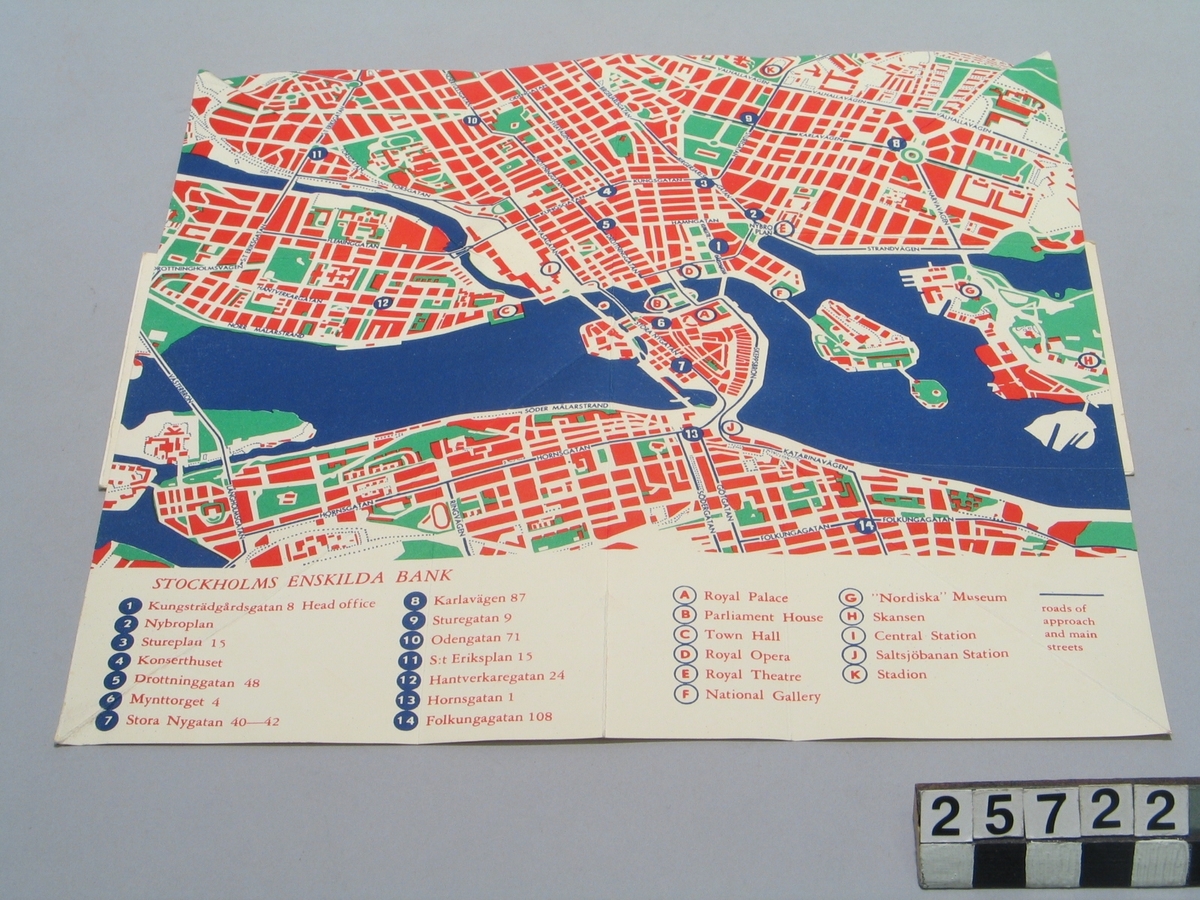 Karta "General map of Stockholm". Hopfällbar genom papenterad vikning. Längd hopfälld: 118 mm, bredd: 80 mm. Längd utfälld: 235 mm, bredd: 230 mm.