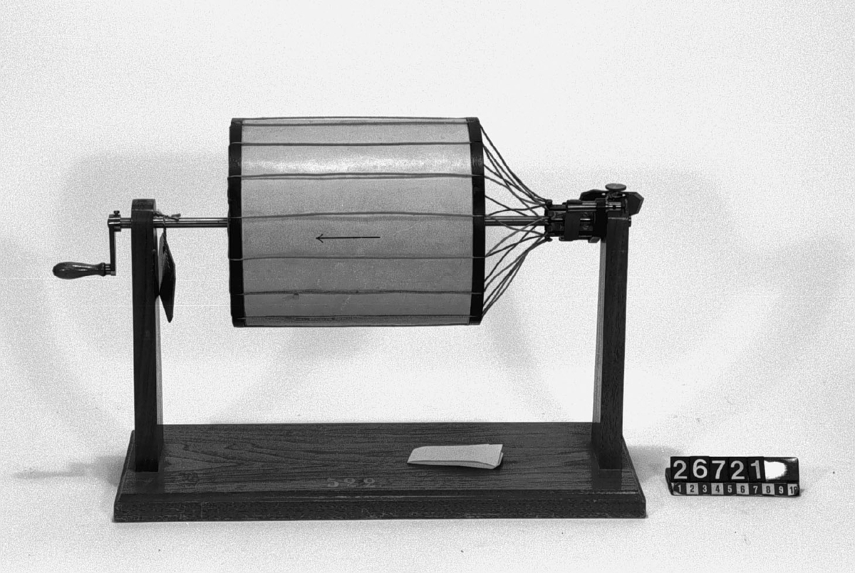 Modell till truminduktor av trä, papp, mässing och stål. Induktorn är monterad på ett stativ av trä.