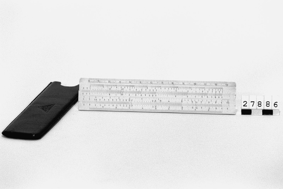 Två små logaritmiska räknestickor helt av vit plast, typ nr. 11 ZR och 11 ZO. För matematiska kalkyler, den ena i fodral av läder.