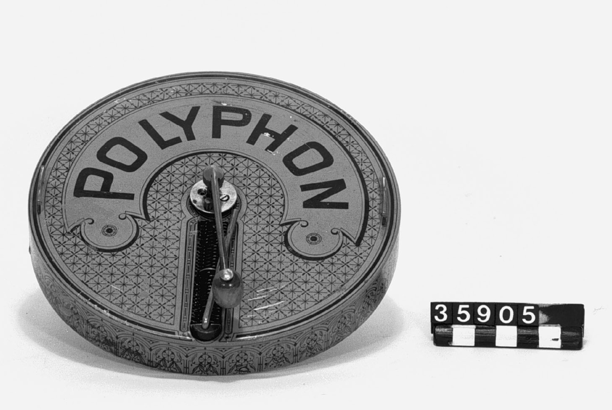 Speldosa, av järnplåt, med 12 skivor av märket "Polyphon".