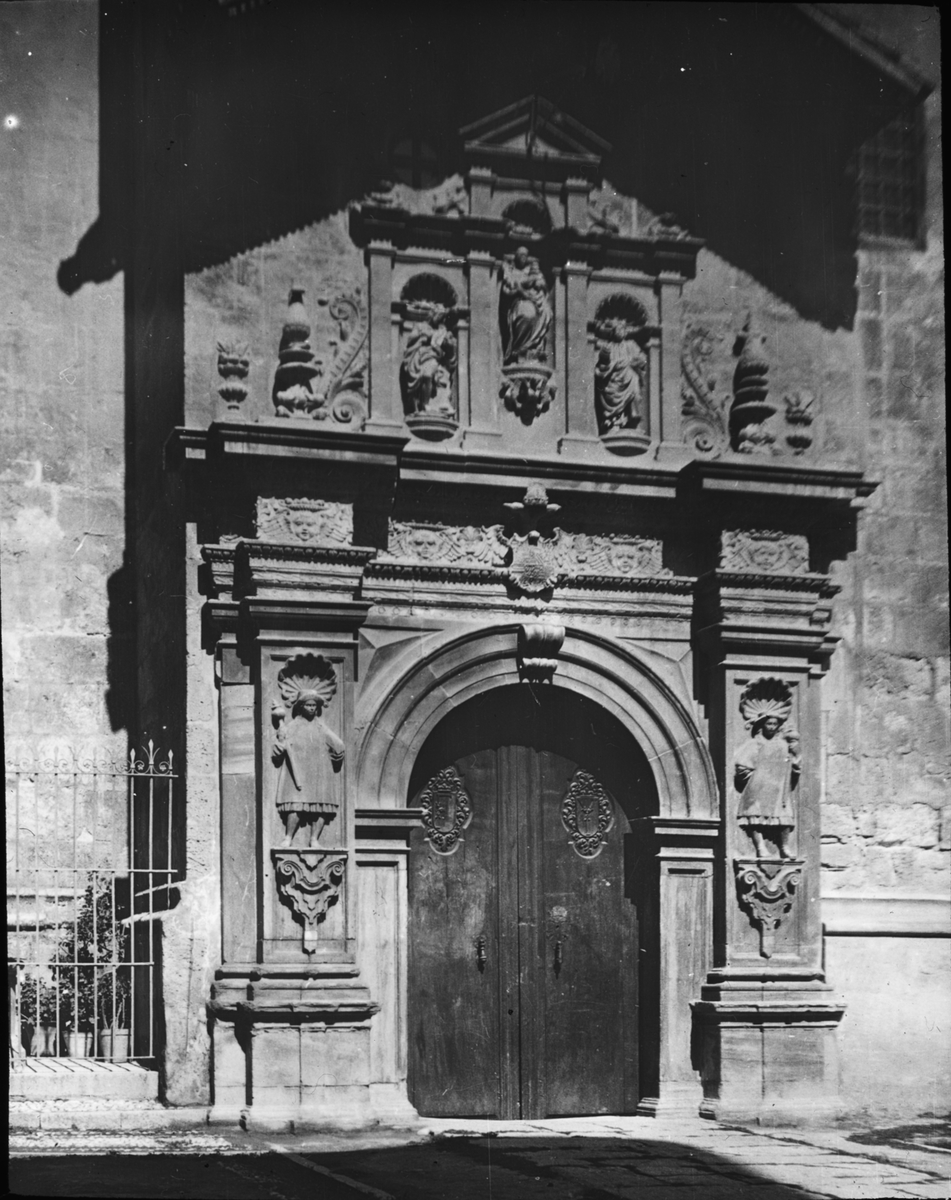 Skioptikonbild med motiv av porten till Capilla Real, kungliga kapellet i Granada.
Bilden har förvarats i kartong märkt: Höstresan 1910. Granada 9. No 9. Text på bild: "Portal till Capilla Real".