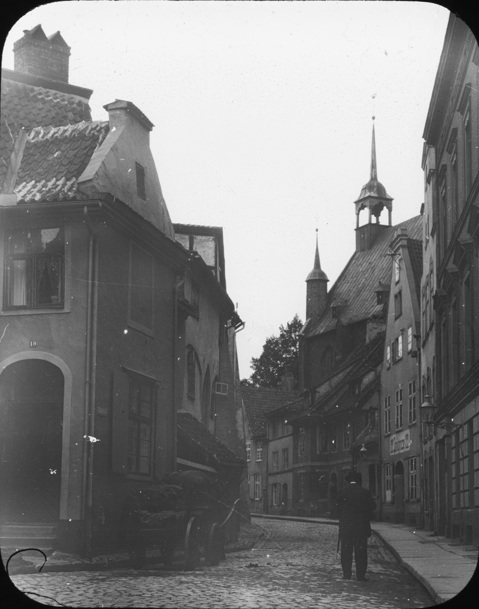 Skioptikonbild med motiv från gata vid St. Johannis kloster, Stralsund.
Bilden har förvarats i kartong märkt: Resan 1912. Stralsund. Text på bild: "St. Johannis kloster Schillstrasse".