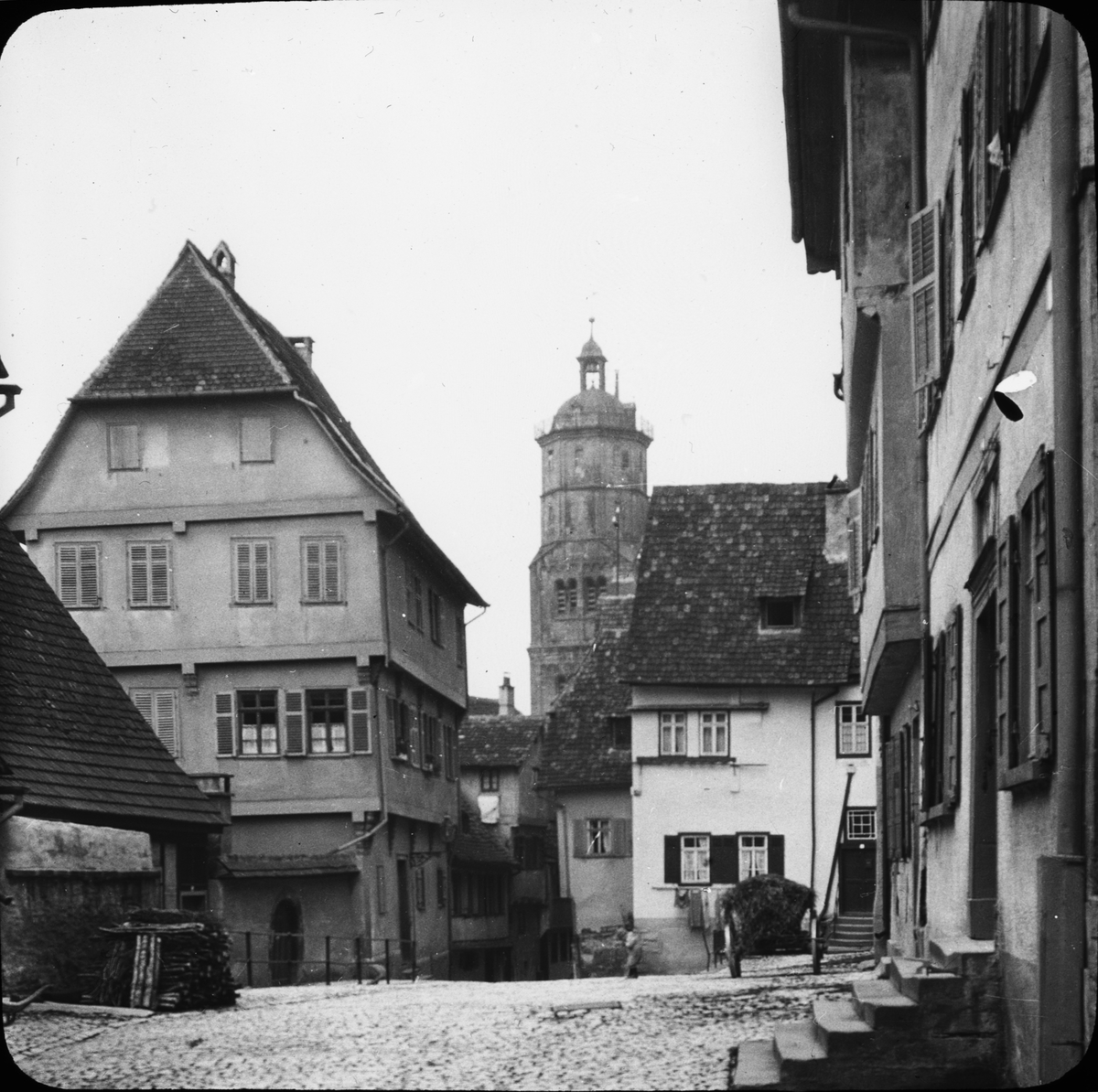 Skioptikonbild med motiv från Schwäbische Hall med kirche St. Michaeli bakgrunden.
Bilden har förvarats i kartong märkt: Resan 1911. Schwäbisch Hall 9. XVI.