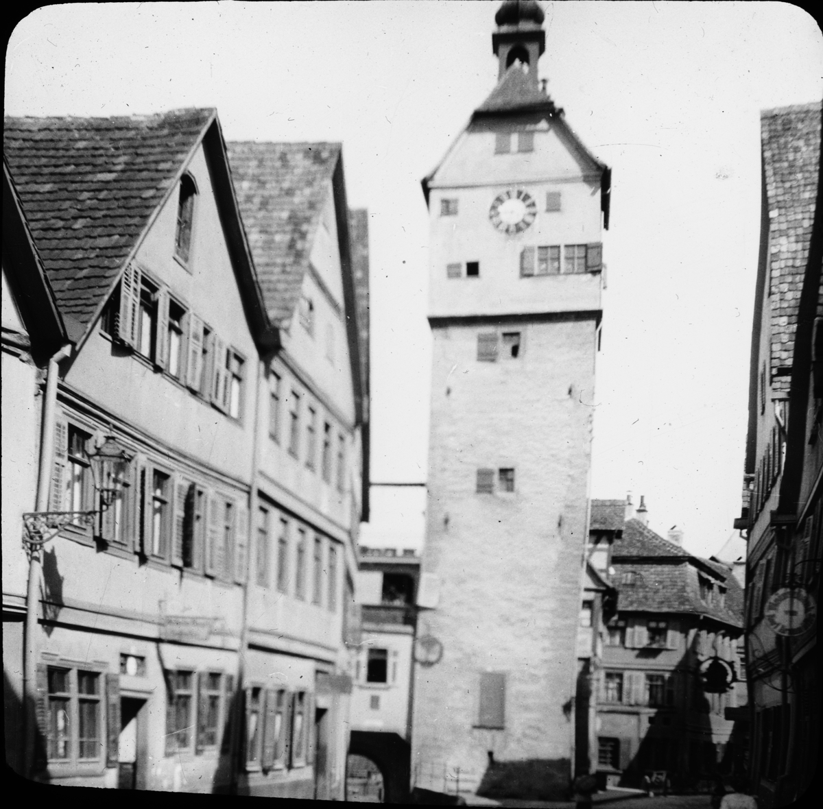 Skioptikonbild med motiv av Josenturm, Schwäbisch Hall.
Bilden har förvarats i kartong märkt: Resan 1911. Schwäbisch Hall 9. XV. Text på bild: "Josenturm".