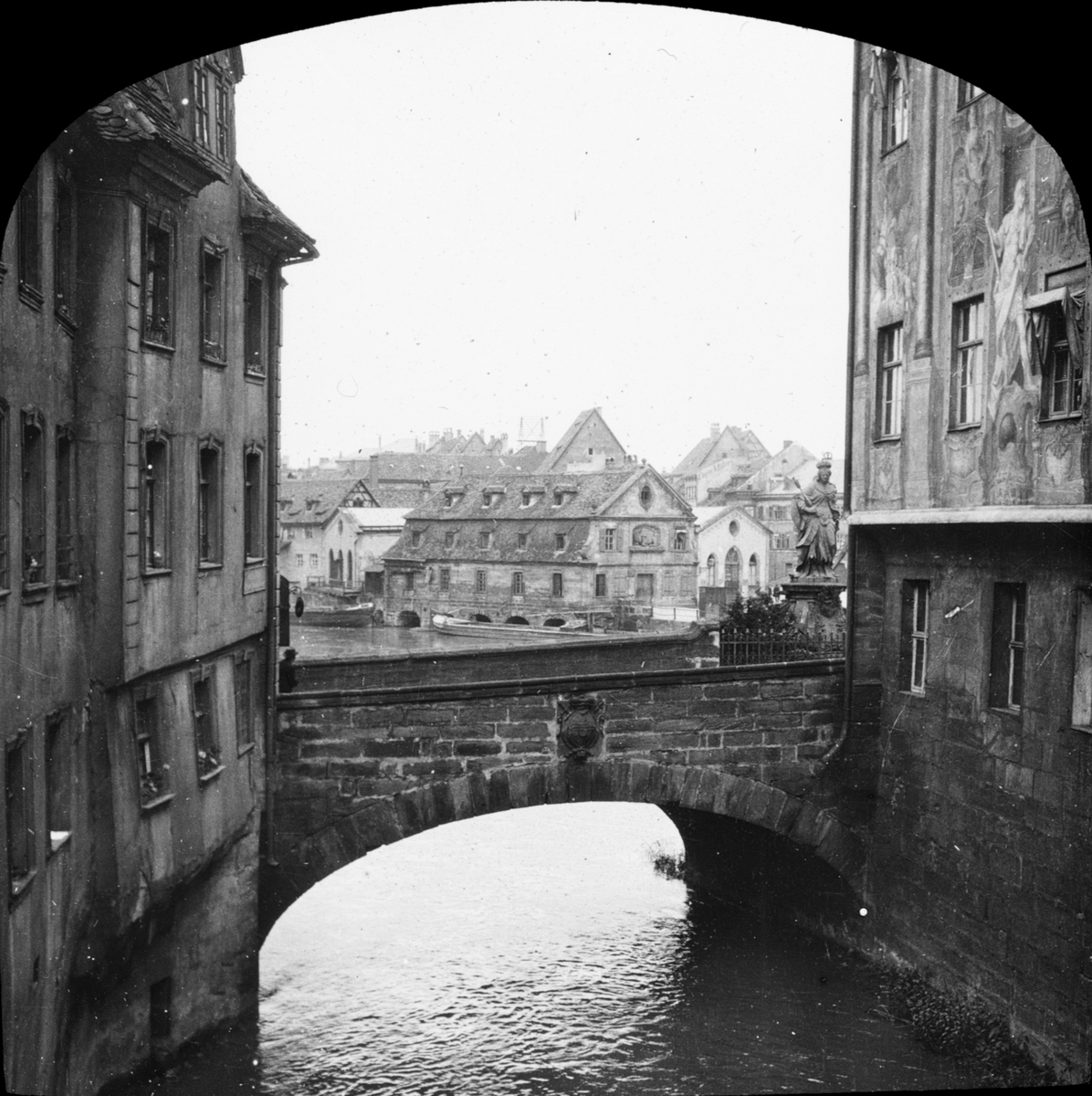 Skioptikonbild med motiv från Bamberg, Altes Rathaus med valvbron Untere Brücke över floden Regnitz.
Bilden har förvarats i kartong märkt: Resan 1906. Bamberg 6. Regensburg 2.