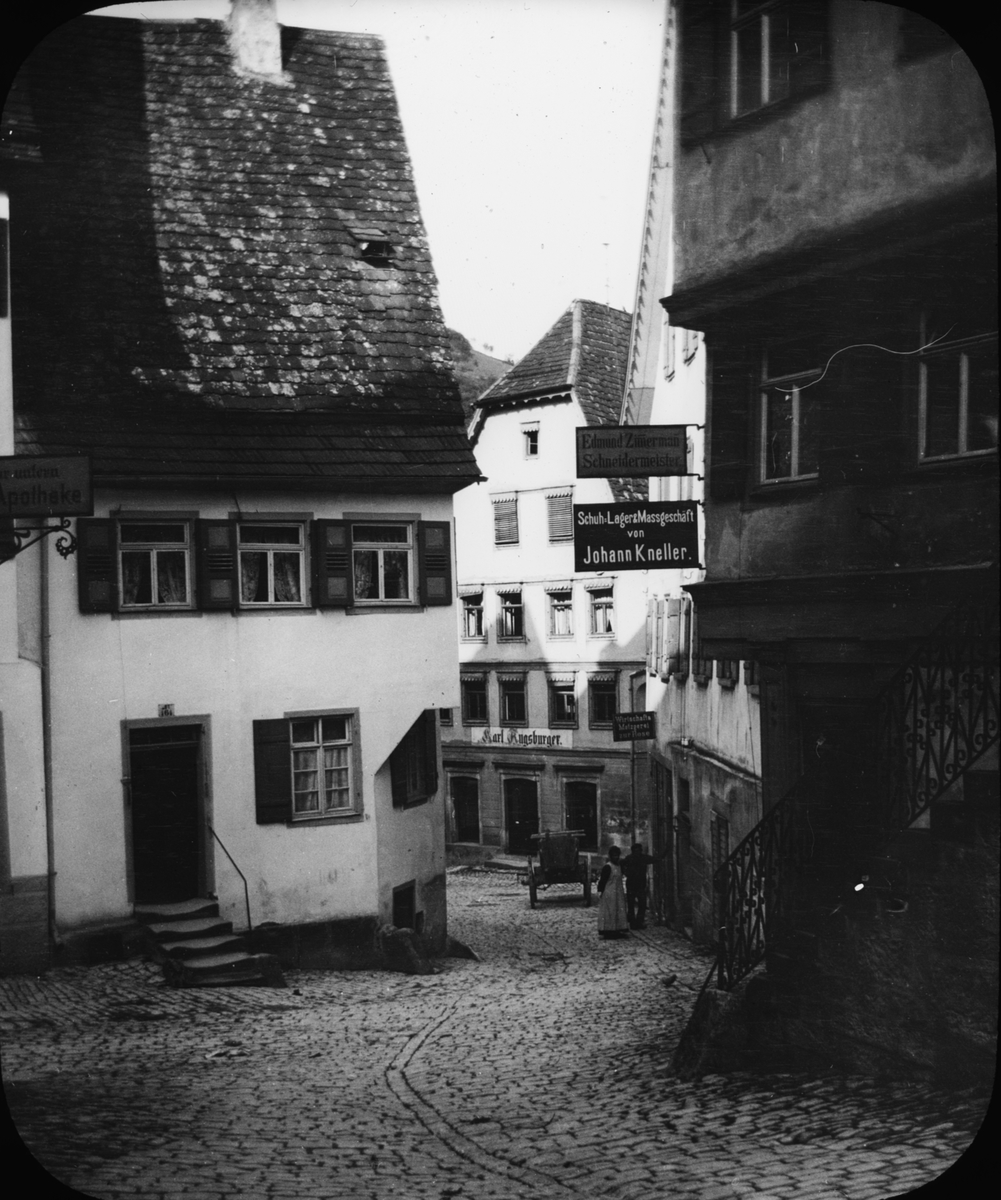 Skioptikonbild med motiv från gränd i Tübingen.
Bilden har förvarats i kartong märkt: Resan 1908. Tübingen 7. V.