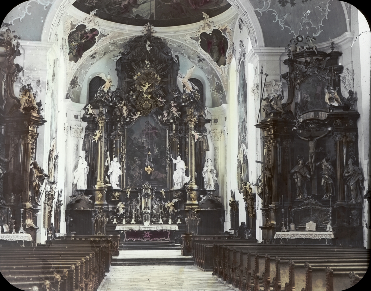 Ljusbild med religiöst motiv. Interiör av kyrka i Oberammergau, Bayern.