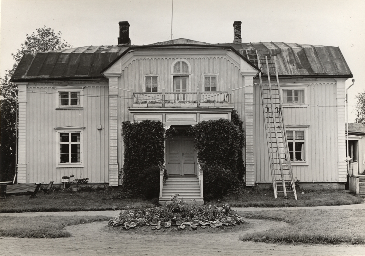 Järnbruk vid Torne älv i Pajala kommun, Norrbotten. Privilegium från 1646, nedlagt efter en brand 1879.