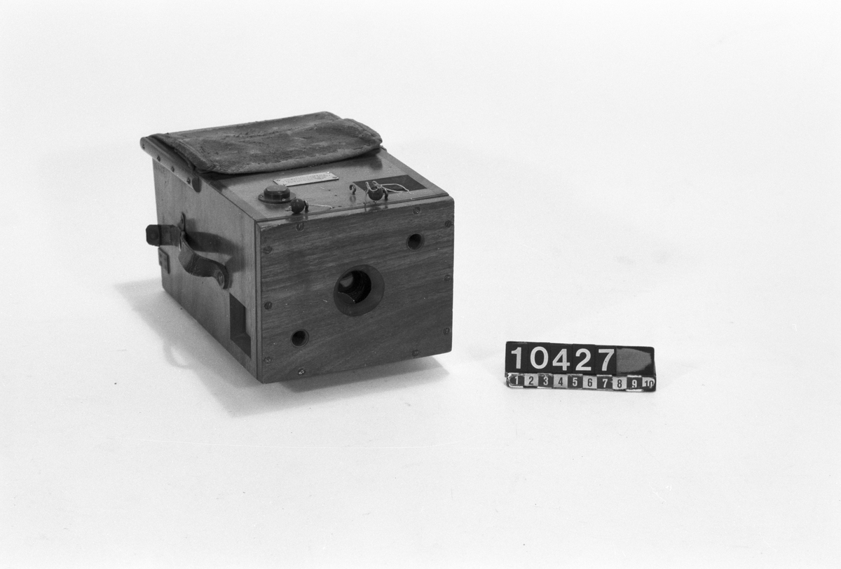 Utvändig växling. Fotografiapparat för plåtar 9 x 12 cm lådkamera av trä med tidsexponering. "E. vom Werth & Co. Fabrik Photogr. Artikel Frankfurt/Main".