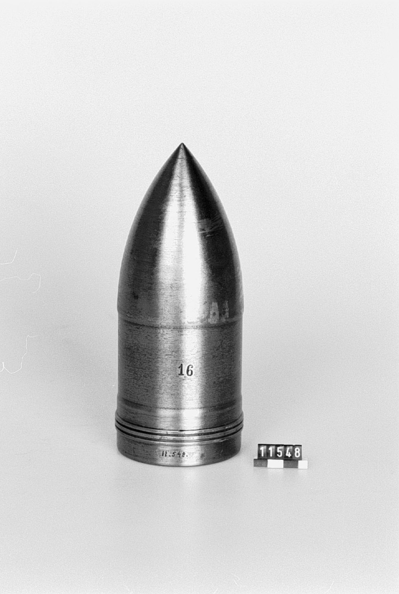 Granat för 8 cm kanon, av elektrostål, framställt i F.A. Kjellings el. induktionsugn.
