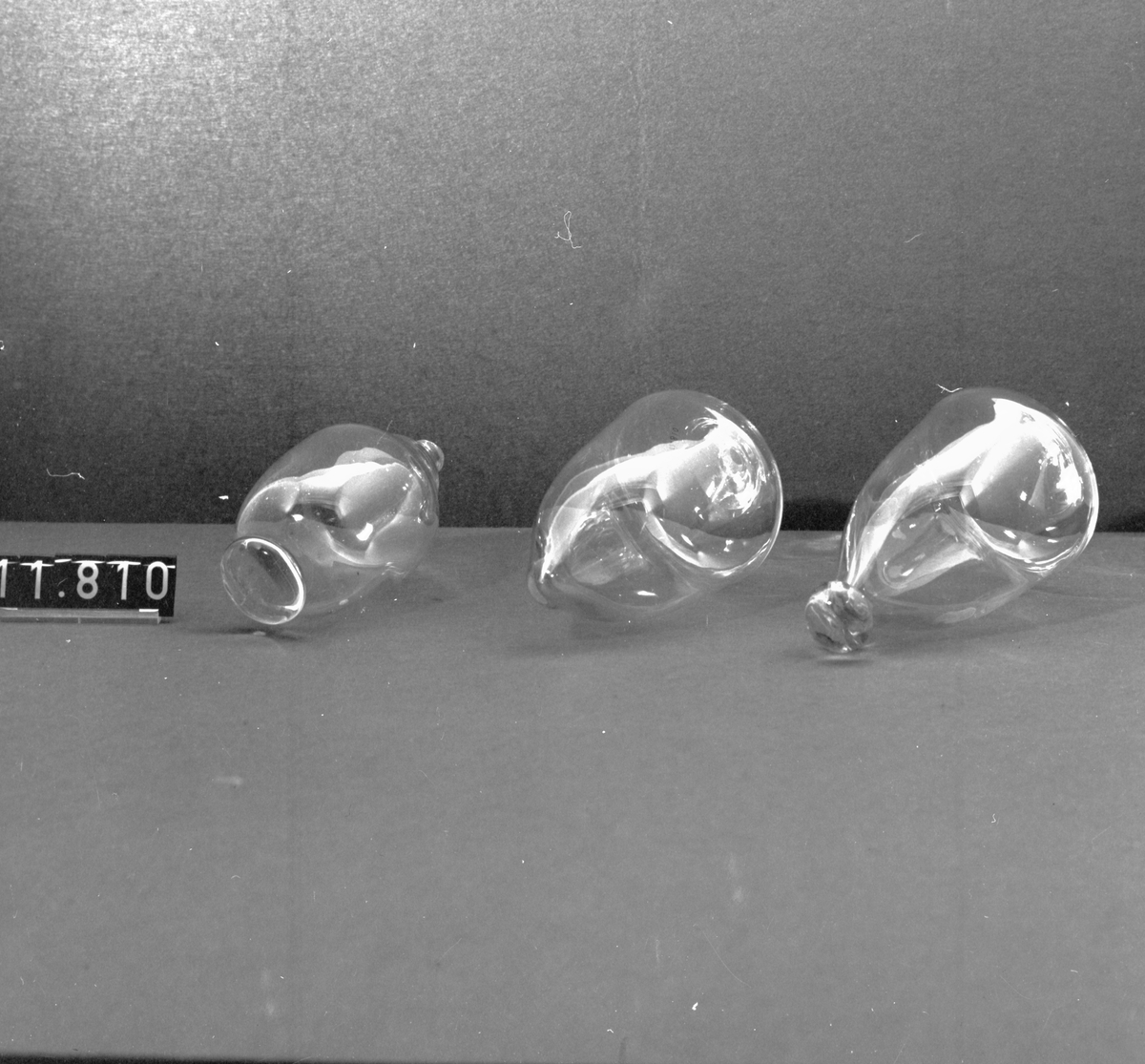 Demonstrationsserie av 8 ämnen i olika stadier av tillverkningen av ett vinglas på fot, slipad kristall. Höjd 160-250 mm.