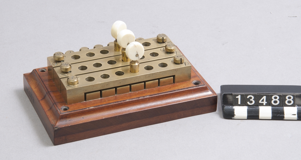 Linjeväxel, dubbelmoderatör, för telegrafstation med 6 x 3 kontaktställen, 1860-tal. Tre lösa kopplingsproppar med elfenbetsknopp. För sammankoppling av två telegrafapparater, nyckel och batteri på en mellanstation eller för tillfällig jordning. Kan även användas som vanlig telefonväxel.