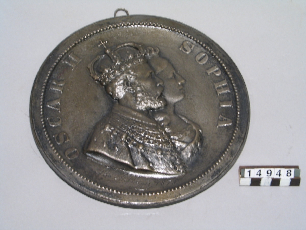 Medaljong i gjutjärn, Konung Oscar II och Drottning Sophia, höger profilen, gjuten efter modell av Lea Ahlborn 1873.