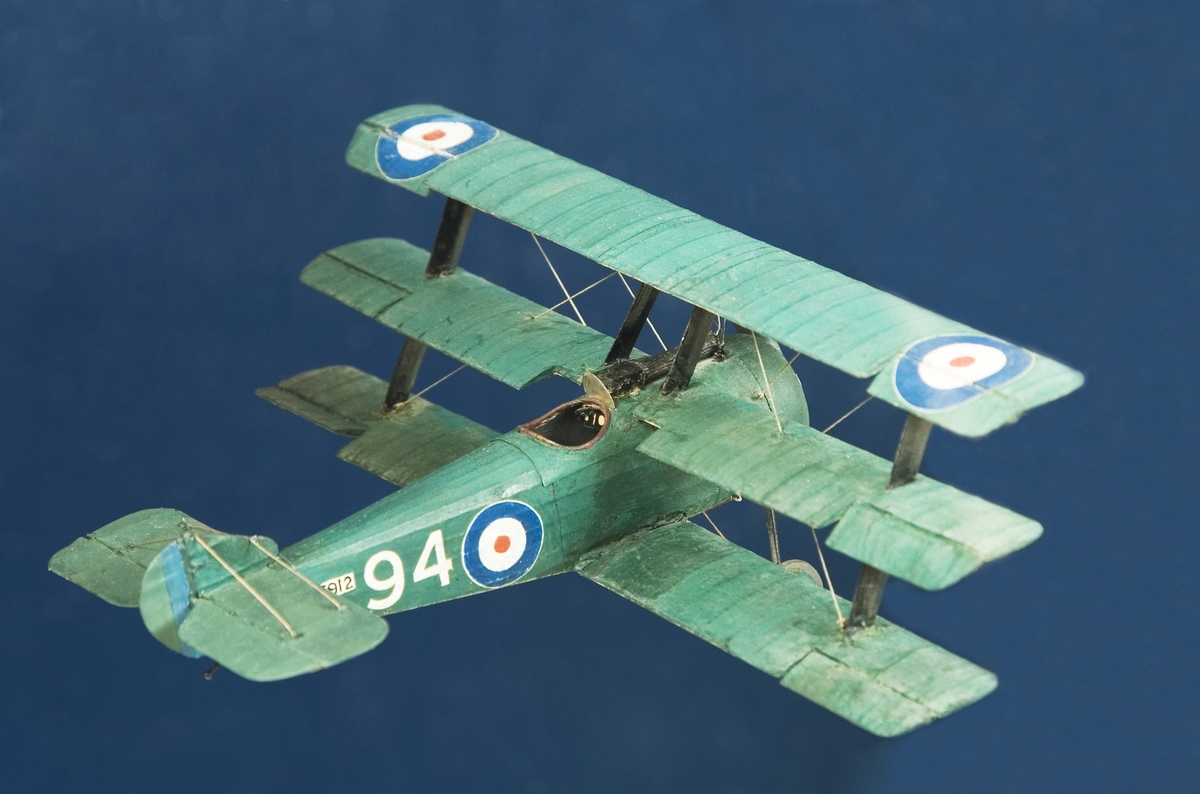 Modell i skala 1:40 av ensitsigt engelskt jaktplan med tre vingplan byggt av Sopwith Aircraft Co, England.