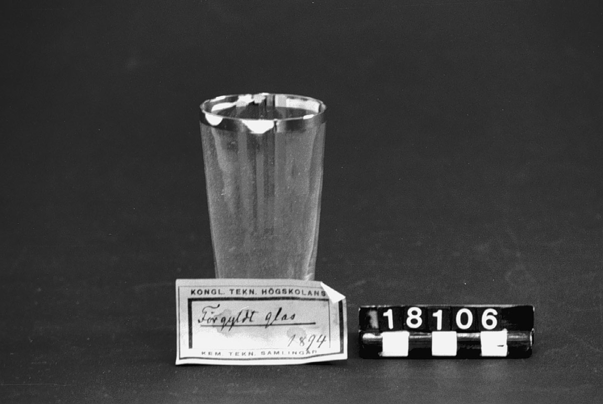 Glas med förgylld kant, utan fot. Etikett: "Förgyldt glas 1894".