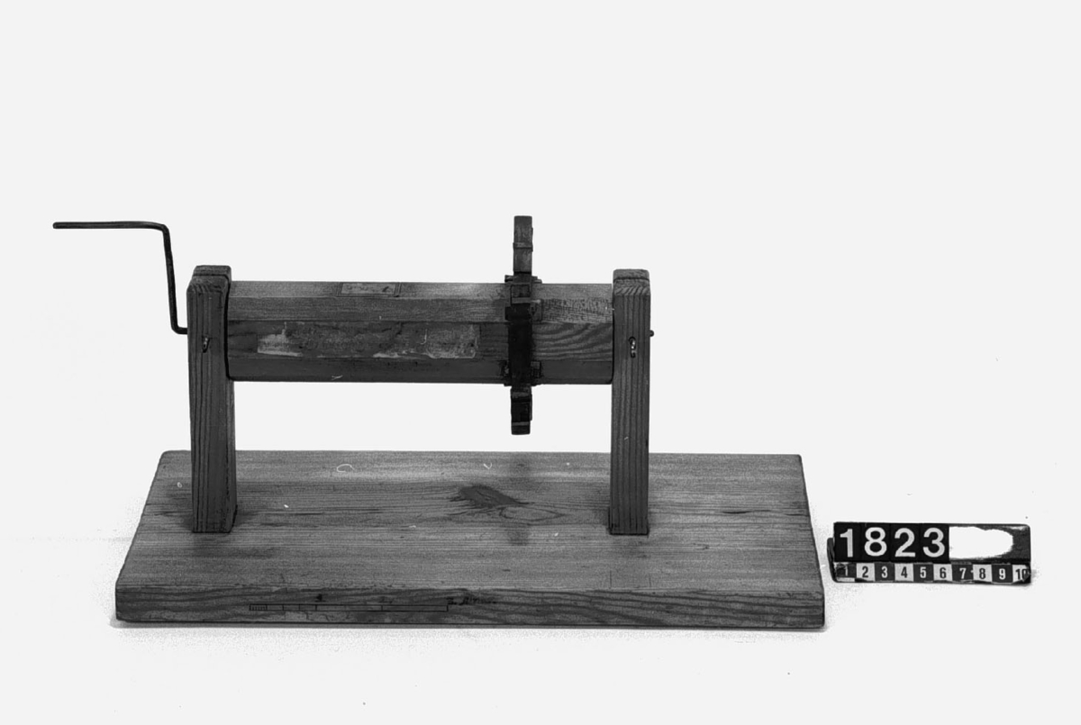 Modell av hjulstock med lyftarmsring av tackjärn. Text på föremålet: "N:o 203. Modell på gutna Tackjerns lyftarmar. Efter Kongl. Wett: ac: Handl. 4de Q: 1774. V.B.3".