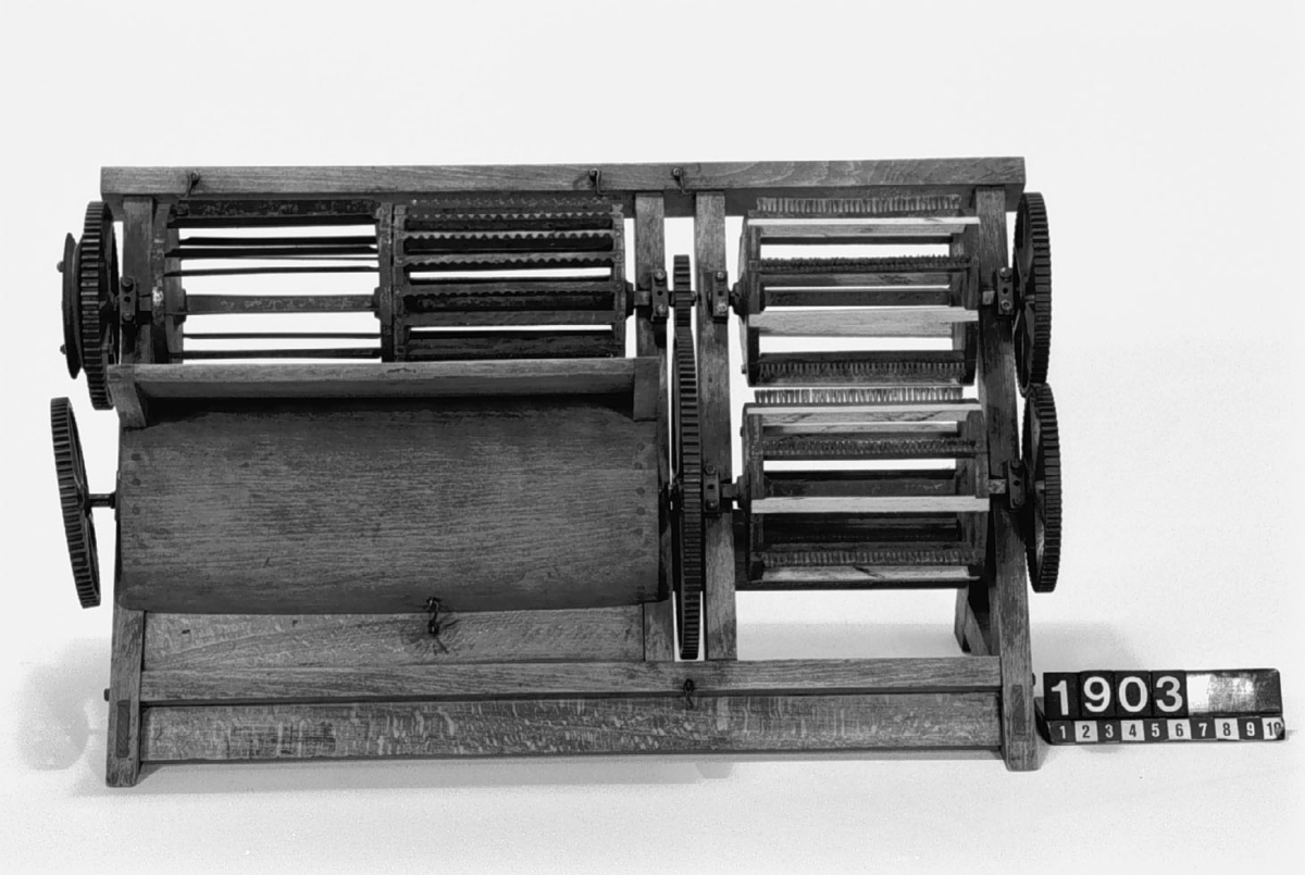 Modell av maskin för bråkning, skäktning och borstning av lin. Text på föremålet: "?-a-10".