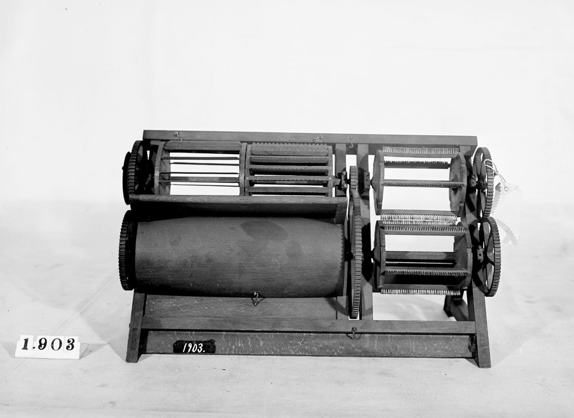 Modell av maskin för bråkning, skäktning och borstning av lin. Text på föremålet: "?-a-10".