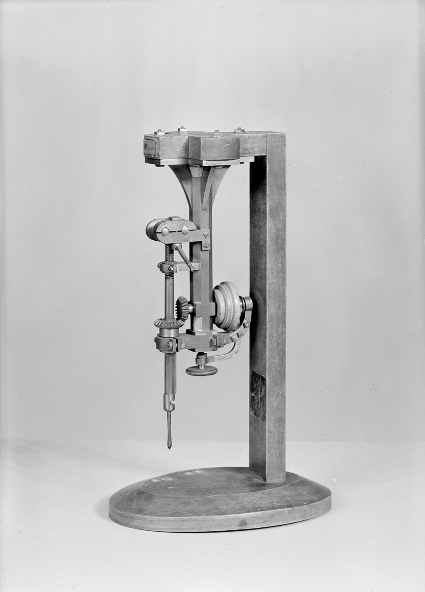 Modell av borrmaskin, av Pfaff. Text på föremålet: "A-m-g XIV.B.28. För-hängande borrmachin efter Pfaff. J. Lindskog, Vårterminen 1847.