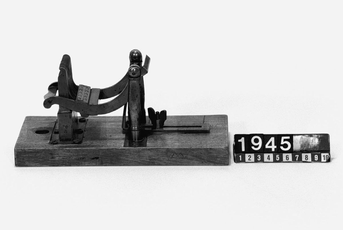 Bandvävstol. Text på föremålet: "Bandväfstol förfärdigad af Hofgren.  Har oafbrutet varit i gång sedan 1819. Skänkt af Fabrikör Biengräber i sept. 1870. Hofgren".