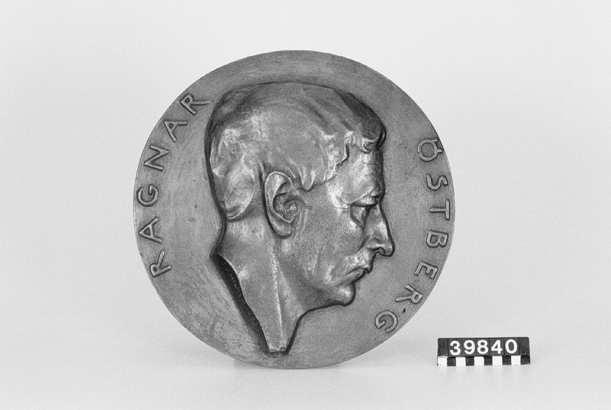 Medaljong av brons. Ragnar Östberg.