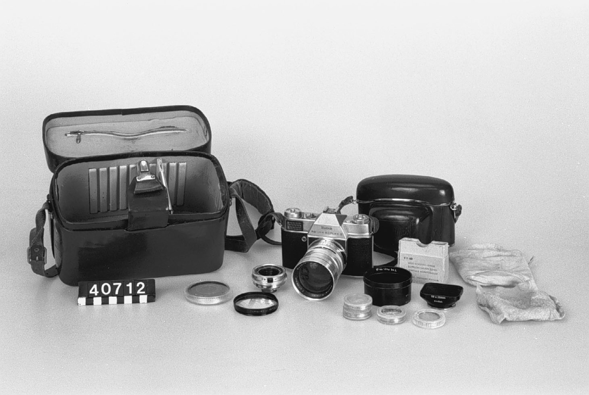 Spegelreflexkamera, småbild, av metall och läder. Objektiv, normal: Retina-Xenar f:2,8/50 mm, tele: Retina-Rotelar f:4/135.
Tillbehör: Två väskor, teleobjektiv, två solskydd, två UV-filter, tre försättslinser, närbildslins till teleobjektiv och trådutlösare.