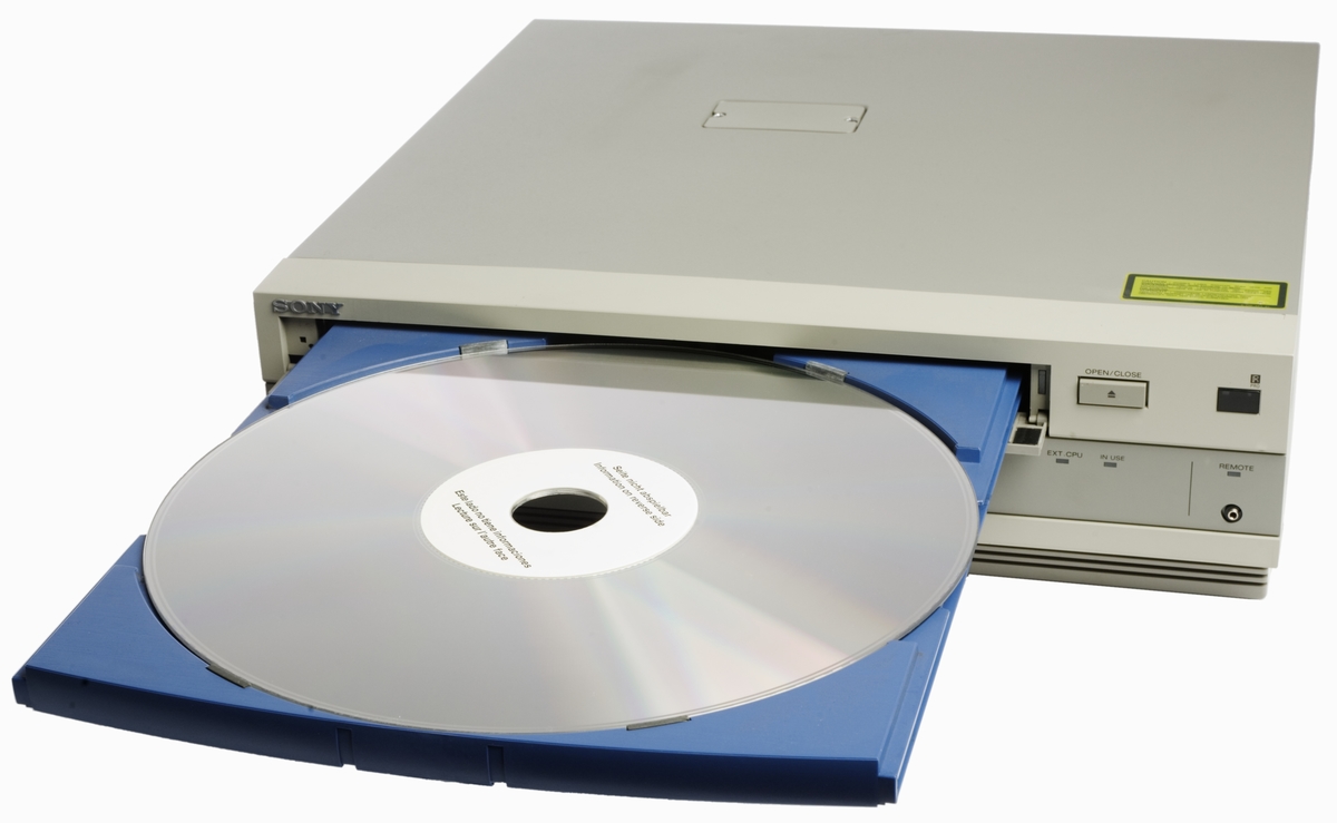 Laserskivspelare. Sony Video Disk Player. 49W. Version 2.1. Knappsats Teleselect 1000 samt 3 skivor.
Består av undernummer TM42065:1-5.