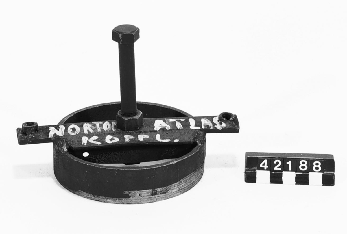 Verktyg av metall för koppling. Märkt: "Norton, Atlas, koppling".
