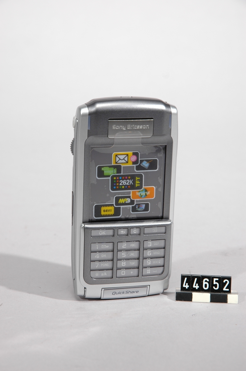 Mobiltelefon i originalförpackning, obegagnad.  Trebands GSM mobiltelefon med inbyggd VGA-kamera. Symbian OS 7.0 med 64 MB inbyggt minne och plats för max 1 GB Memory Stick Duo. Display 208x320 pixlar TFT med 256 000 färger. Inbyggda funktioner som QWERTY tangentbord, handskriftsigenkänning,  mp3/mpeg4-spelare, fotosamtal och T9 ordbok. Möjlighet att synkronisera bl a kalender och kontakter med dator. 480 t standby- och 13 t taltid med 1000 mAh Li-Po batteri.